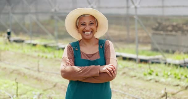Agricoltore Maturo Volto Donna Felice Con Braccia Incrociate Orgoglioso Agricoltura — Video Stock