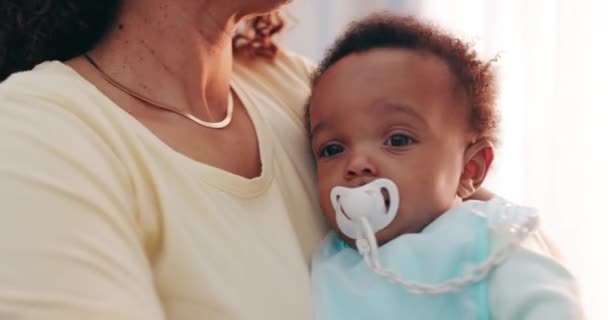 Bonito Colagem Mãe Segurando Bebê Com Chupeta Para Acalmar Com — Vídeo de Stock