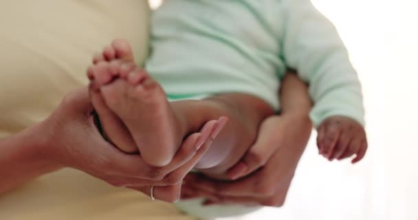 Mãos Bebê Pés Fecham Casa Para Apoio Dos Pais Desenvolvimento — Vídeo de Stock