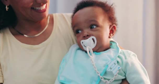 Senyum Ikatan Dan Ibu Menggendong Bayi Dengan Dot Untuk Kenyamanan — Stok Video