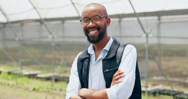 Agricultor Sonrisa Rostro Hombre Negro Con Los Brazos Cruzados Orgullo — Vídeo de stock