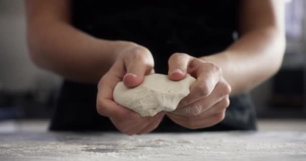 Osoba Ręce Ciasto Pszenicy Blasze Kuchennej Pieczenia Gotowania Lub Procesu — Wideo stockowe