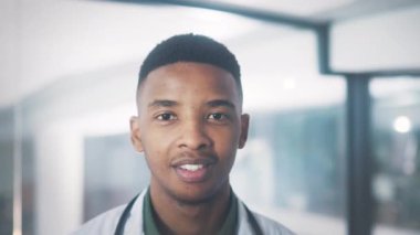 Siyahi adam, doktor ve yüz hastanede, kendine güvenen ve sağlık, işyeri ve gülümseme çalışanı. Sağlık sigortası, mutluluk ve profesyonel tıp kariyeri, iş ve tıp veya işçi için kişi.