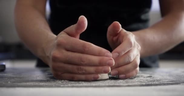 Chef Mãos Massa Com Farinha Mesa Cozinha Para Assar Cozinhar — Vídeo de Stock