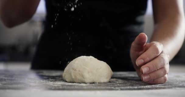 Persoon Handen Deeg Met Bakken Keukenaanrecht Voor Bloem Koken Pizza — Stockvideo