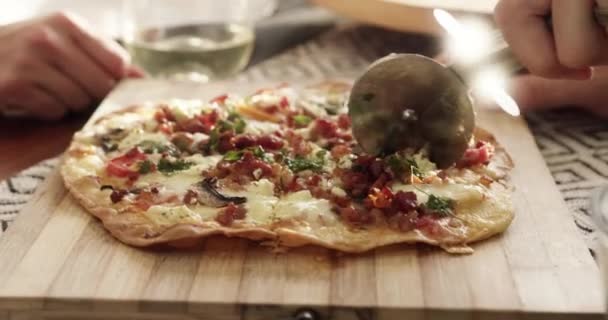 Pizza Corte Manos Amigos Casa Celebración Cena Fiesta Juntos Para — Vídeo de stock