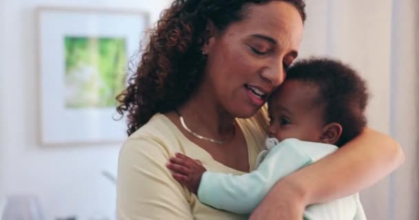 Comfort Hechting Moeder Houden Baby Met Fopspeen Voor Het Kalmeren — Stockvideo