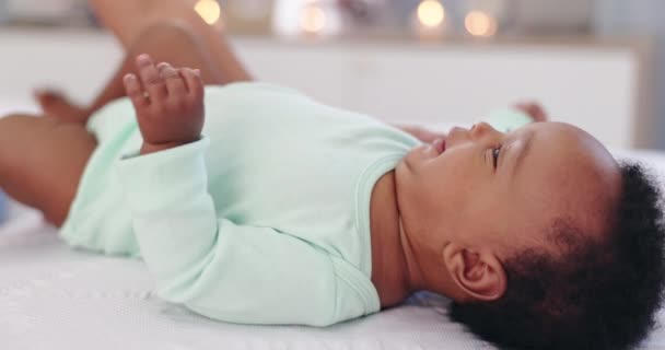 床和母亲在家里为婴儿清洁卫生 健康和健康 女婴和新生儿妈妈在现代家庭卧室里用抹布擦拭的爱 关怀和亲密接触 — 图库视频影像