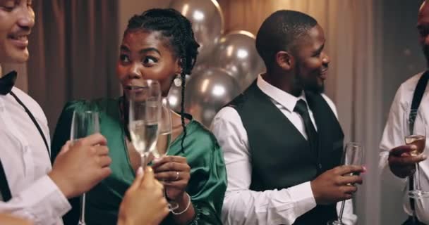 Žena Přátelé Šampaňské Silvestrovské Slavnosti Konverzaci Mluvit Šťastný Přáním Úspěchu — Stock video