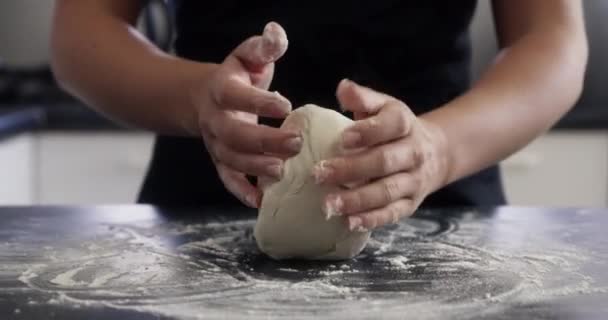 Pessoa Mãos Massa Com Amassar Mesa Cozinha Para Assar Cozinhar — Vídeo de Stock