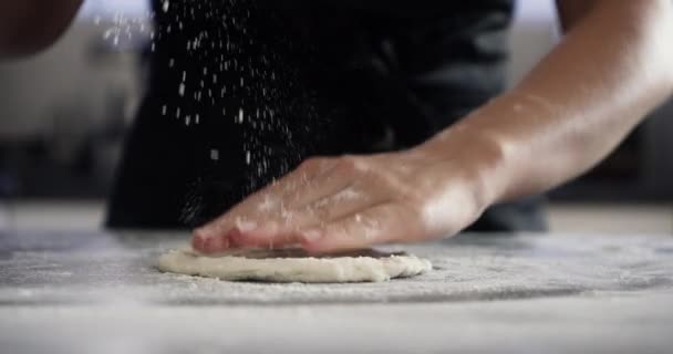 Szef Kuchni Ręce Ciasto Pszenicy Stole Kuchennym Pieczenia Gotowania Lub — Wideo stockowe