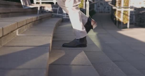 Pies Escaleras Caminar Aire Libre Para Viajar Ciudad Por Mañana — Vídeos de Stock