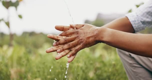 Handen Schoonmaken Water Buiten Voor Hygiënische Bacteriën Wellnessspatten Bos Vuil — Stockvideo