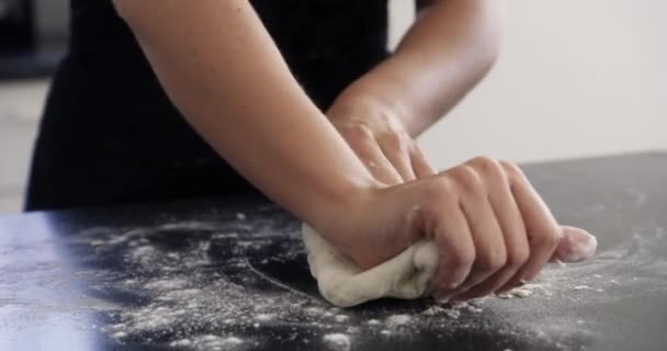Persoon Handen Deeg Met Tarwe Keukentafel Voor Het Bakken Koken — Stockvideo