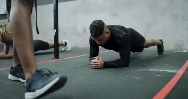 Personlig Tränare Personer Och Fitness Golvet För Planking Träning Eller — Stockvideo