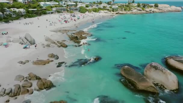 Беспилотники Пляжи Люди Песком Кейптауне Отдыха Отпуска Путешествия Морю Вид — стоковое видео