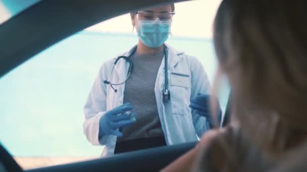 汽车和妇女与疫苗臂注射 助推器射击或保护医疗政策 遵从或疾病 对病人进行免疫治疗的药品 车辆窗口或护士 — 图库视频影像