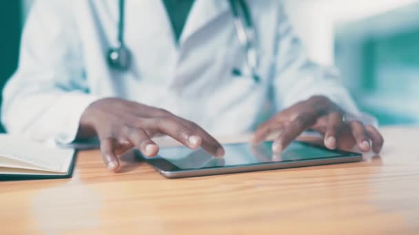 Handen Tabletten Dokters Scrollen Het Scherm Het Ziekenhuis Digitale Medische — Stockvideo