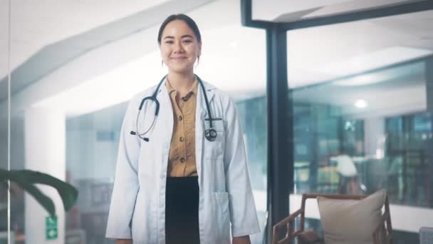 Frau Arzt Und Arme Krankenhaus Gekreuzt Stethoskop Und Mitarbeiter Gesundheitswesen — Stockvideo