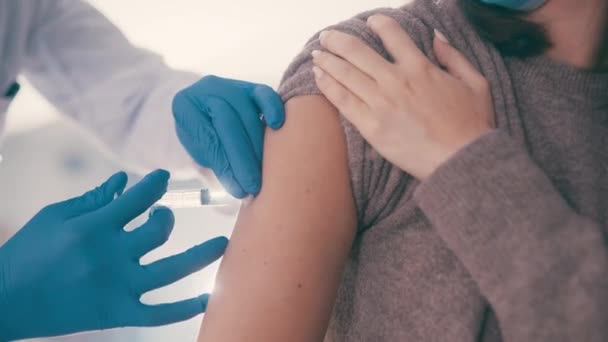 Vaccin Injectie Handen Arm Van Patiënt Kliniek Arts Met Preventie — Stockvideo