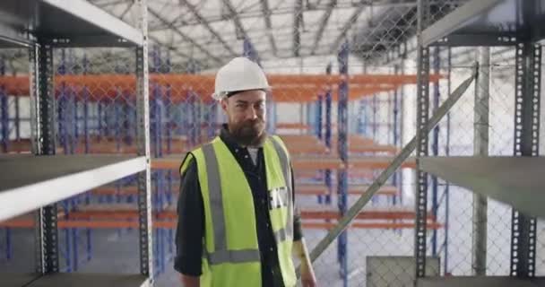 Gezicht Man Logistiek Medewerker Met Vertrouwen Fabriek Met Ervaring Veiligheidsuitrusting — Stockvideo