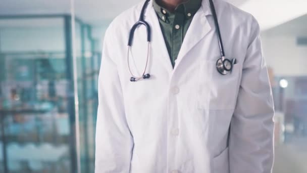 Médico Braços Cruzados Estetoscópio Para Médicos Mãos Funcionários Para Cuidados — Vídeo de Stock