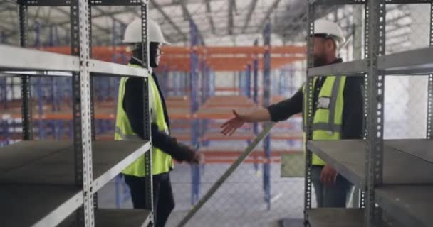 Lager Fabriker Och Människor Skakar Hand För Lagarbete Samarbete Och — Stockvideo