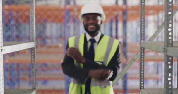 Cara Hombre Negro Ingeniero Tan Feliz Fábrica Experiencia Equipo Seguridad — Vídeos de Stock