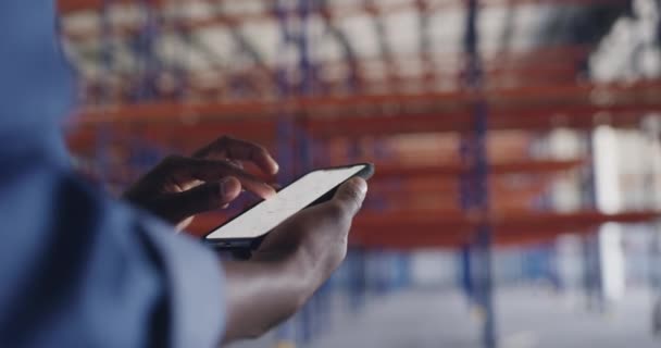 Mimarlık Mühendislik Iletişim Için Fabrikadaki Adamın Telefonu Ekranı Elleri Çevrimiçi — Stok video