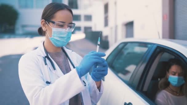 Médico Carro Mulher Com Seringa Vacina Reforço Tiro Covid Proteção — Vídeo de Stock
