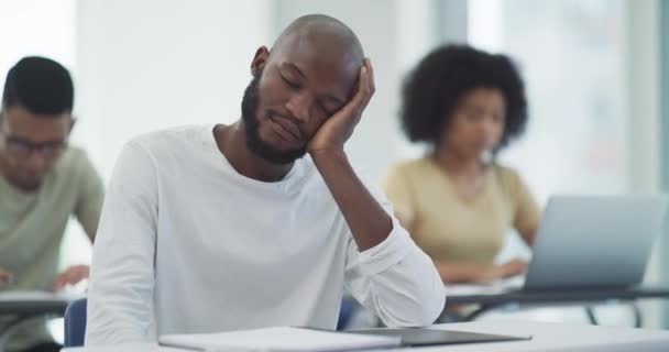 Fáradt Főiskolás Vagy Osztályteremben Alszik Kiégett Stresszes Depresszióval Vagy Kimerültséggel — Stock videók