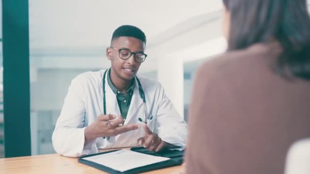 Siyahi Adam Doktor Hasta Sağlık Hizmetleri Konsültasyon Tanı Yardım Konuşma — Stok video