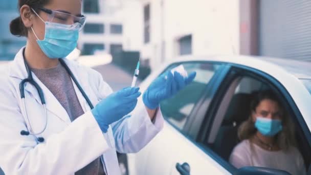 Enfermeira Mulher Carro Dirigem Através Para Frasco Para Injetáveis Vacina — Vídeo de Stock