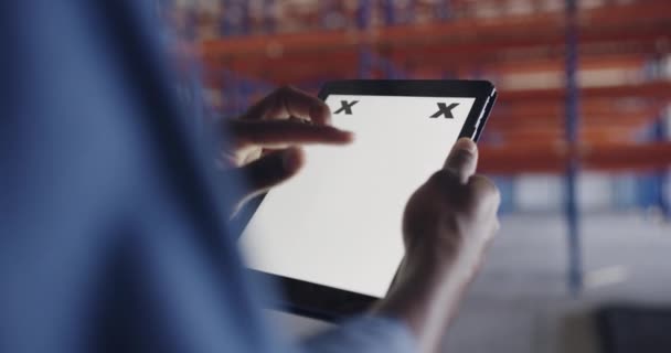 Tablet Mockup Kezek Ember Raktárban Projekt Menedzsment Mérnöki Vagy Kommunikációs — Stock videók