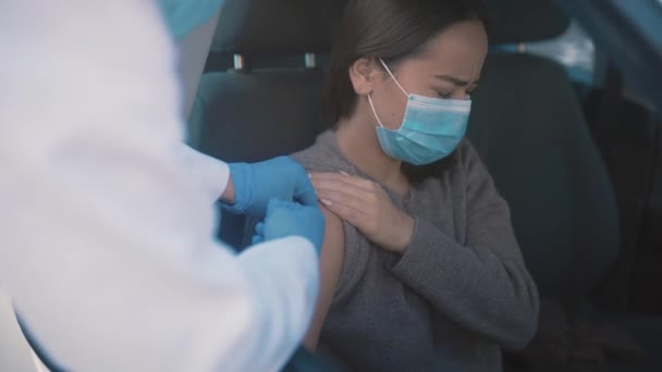 Läkare Kvinna Bil Och Vaccin Arm Injektion För Friska Immunsystemet — Stockvideo