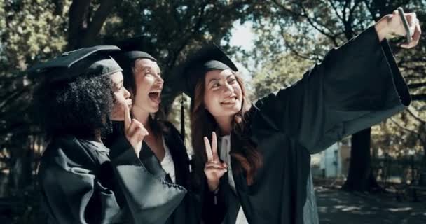 Selfie Absolwentów Kobiety Studenci Kampusie Uniwersyteckim Lub Uniwersyteckim Dla Sukcesu — Wideo stockowe
