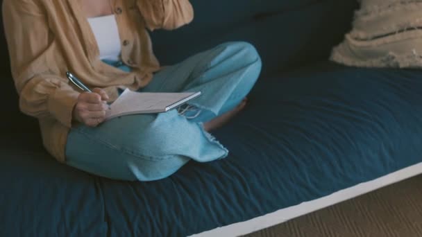 Hands Menulis Notepad Dan Orang Orang Sofa Rumah Untuk Ide — Stok Video