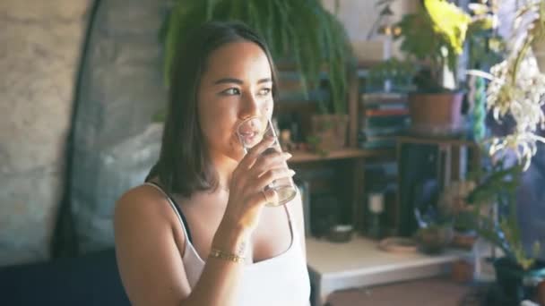 Cara Sorriso Mulher Bebendo Água Casa Dieta Nutrição Para Corpo — Vídeo de Stock
