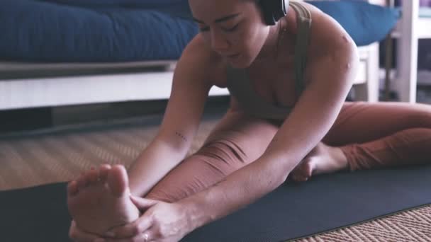 Kobieta Słuchawki Rozciągnąć Jogi Wellness Ćwiczeń Dla Zdrowia Podłogi Salonie — Wideo stockowe