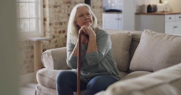 Donna Anziana Bastone Passeggio Pensare Pensione Supporto Strumento Equilibrio Soggiorno — Video Stock
