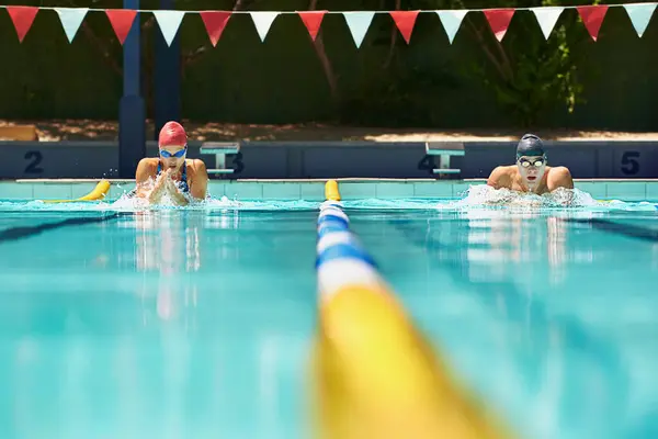 活动或一起在游泳池进行比赛训练 锻炼或健身的人 在夏季的狂欢节上 与游泳运动员和运动员进行快速 水上运动或有氧运动 以进行锻炼 争夺冠军和比赛 — 图库照片