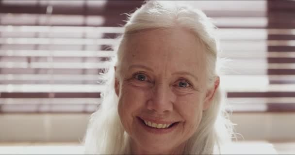 Mulher Sênior Cara Rindo Para Piada Aposentadoria Humor Feliz Engraçado — Vídeo de Stock