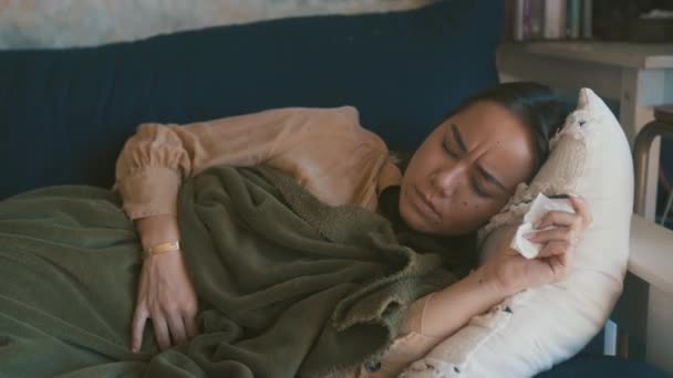 Dor Estômago Crise Mulher Deitada Sofá Sofrendo Com Cãibras Menstruais — Vídeo de Stock