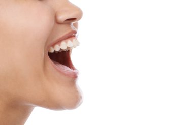 Diş bakımı, diş bakımı, hijyen ya da tedavi için beyaz stüdyo geçmişi olan biri. Oral, sakız ve diş beyazlatıcısının tatmin edici bir şekilde gülümseyişi.