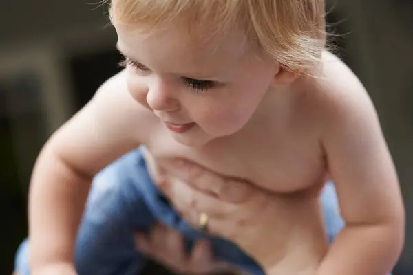 Bebé Jugando Madre Aire Libre Para Desarrollo Con Sonrisa Curiosidad —  Fotos de Stock
