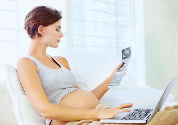 Pregnant Woman Laptop Ultrasound Image Home Relax Wellness Excited Prenatal — Stock Photo, Image
