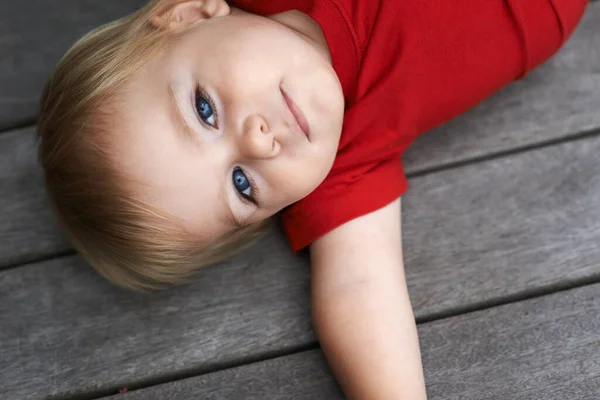 Bebé Jugando Suelo Aire Libre Para Desarrollo Con Retrato Curiosidad —  Fotos de Stock