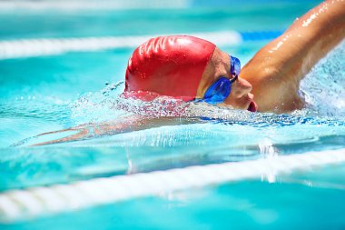 Spor, nefes alma ya da yüzme havuzunda antrenman, egzersiz ya da enerji için yüzen biri. Spor, su sıçratma ve hızlı bir yüzücü ve sporcuyla spor, şampiyonluk ve galada yarış..