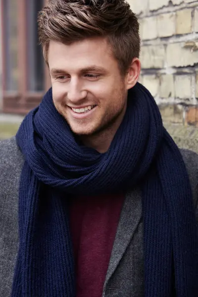 一个男人在冬天在城市的街上或人行道上的男性风格 穿着围巾和保暖服装的年轻时髦模特的想法 想法或快乐 — 图库照片