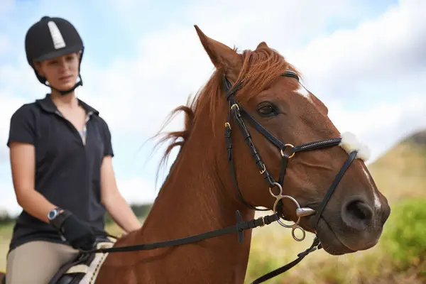 Paardensport Paard Vrouw Rijden Natuur Avontuur Reis Het Platteland Ranch — Stockfoto
